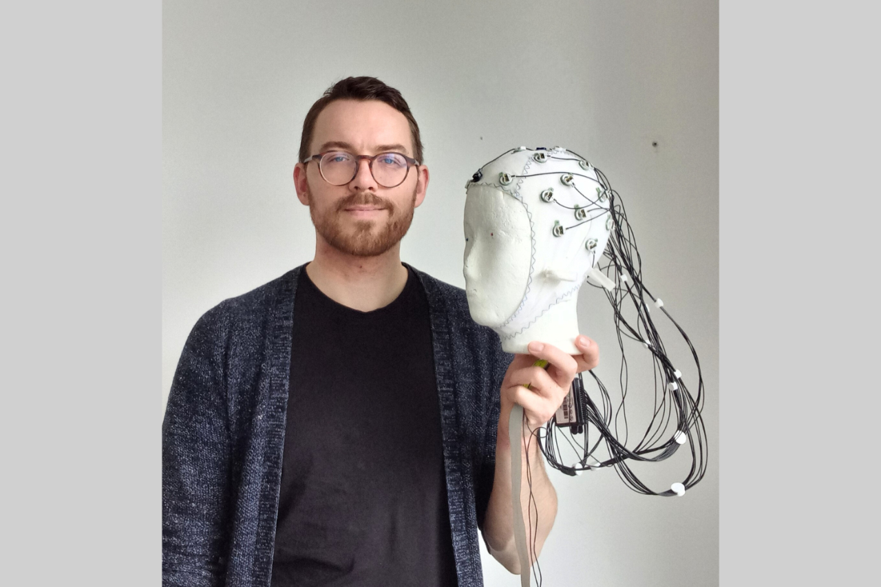 In sync: Integrating and aligning social and linguistic cues